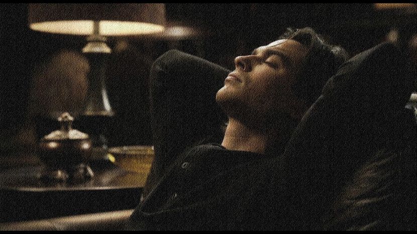 ━ comandând pentru el un Cola mare şi un hamburger, apoi se opreşte, uitându-se atent - 05 x you ll never be alone again