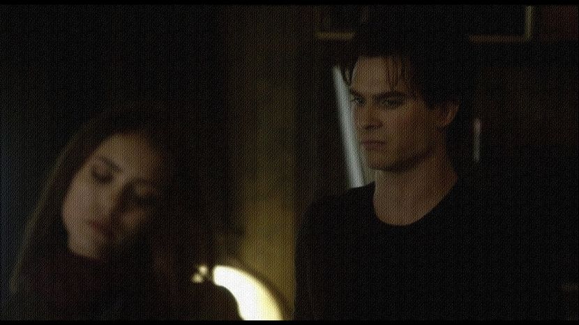 ━ O urmăreşte cu privirea când iese din maşină, dându-şi ochii peste cap când o vede că se pierde - 05 x you ll never be alone again