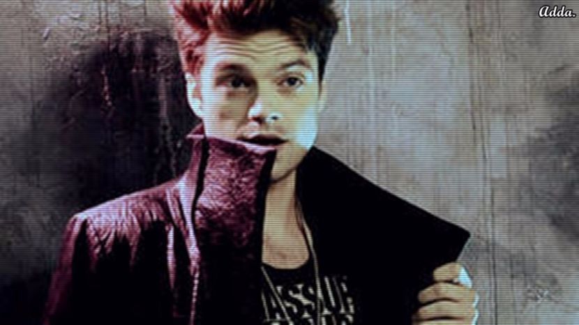 》*râde, îi pune un strop de whiskey și îi umple restul paharului cu Cola, intenționat, îi dă+ - 05 x you ll never be alone again