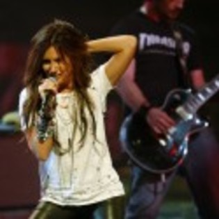 ashley-tisdale-concert6-125x125