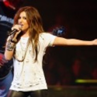 ashley-tisdale-concert12-125x125