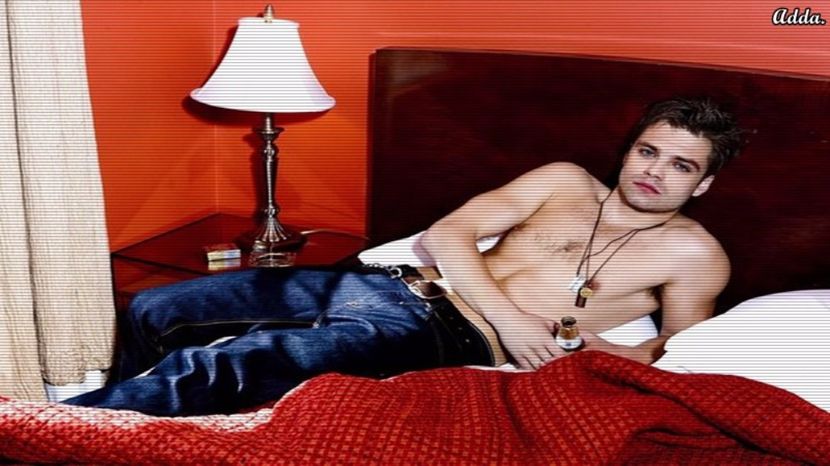 》*stă pe pat în camera sa de hotel, butonează telecomanda, căutând un program care+ - 05 x you ll never be alone again