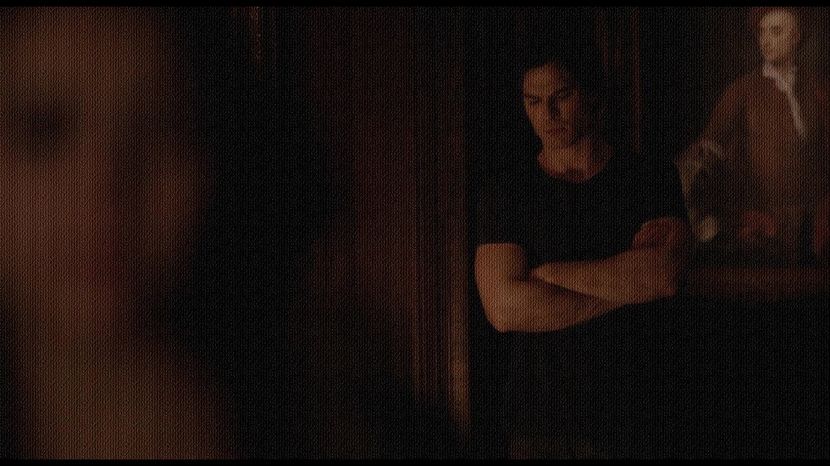 ━ Îşi rezeamă umărul de peretele de lângă uşa de la intrare a poligonului, profitând de poziţia în - 05 x you ll never be alone again