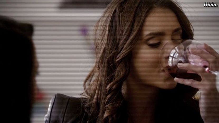 》 zdravănă din el, apoi lasă poza cu acesta deoparte și privește scurt poza Clarei, le pune+ - 05 x you ll never be alone again