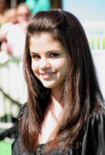 selena-gomez-153x225