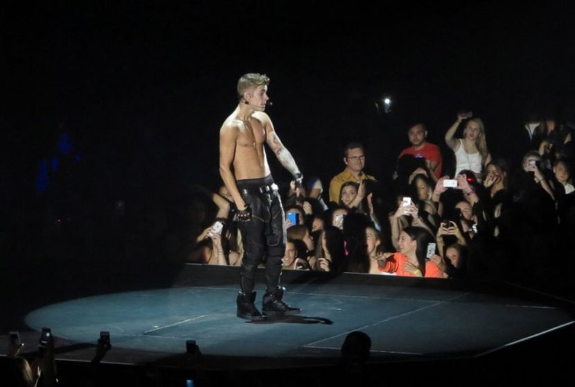 justin-bieber-shirtless-australia-11272013-03-820x552 - justin bieber