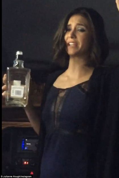 3DEFF45800000578-4280906-Hitting_the_bottle_Julianne_s_BFF_Nina_Dobrev_appeared_drunk_as_-m-87_14886 - nina dobrev