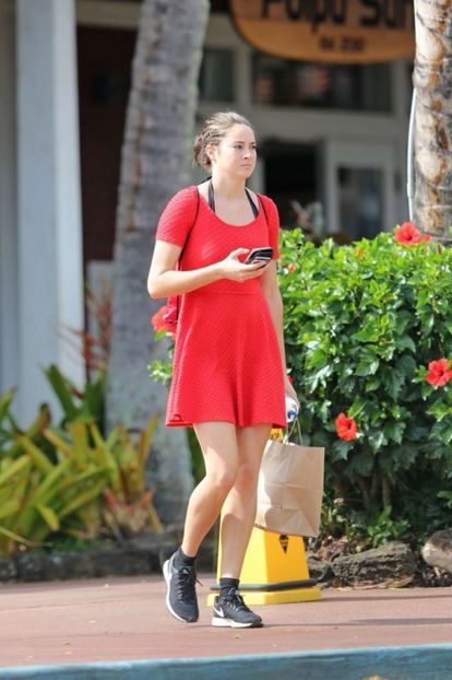 Shailene-Woodley-in-Red-Mini-Dress--03-662x993 - shailine woodley