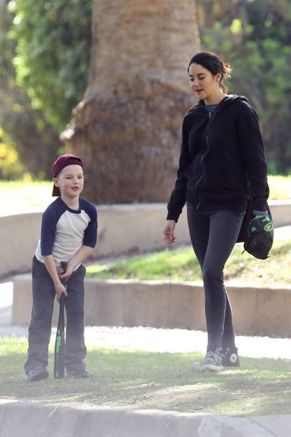 shailene-woodley-on-the-set-of-big-little-lies-in-pasadena-01-13-2016_2 - shailine woodley