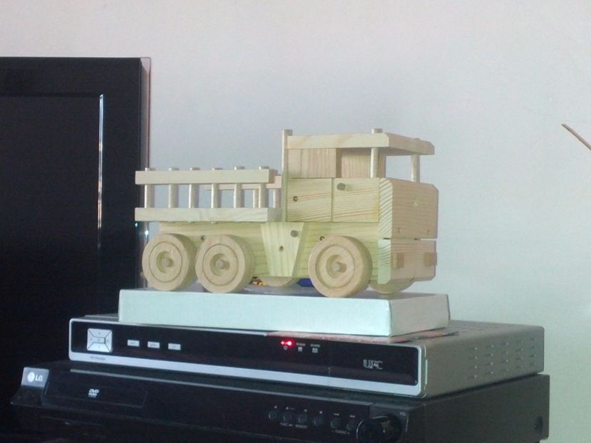 Camion Mercedes - Jucarii din lemn