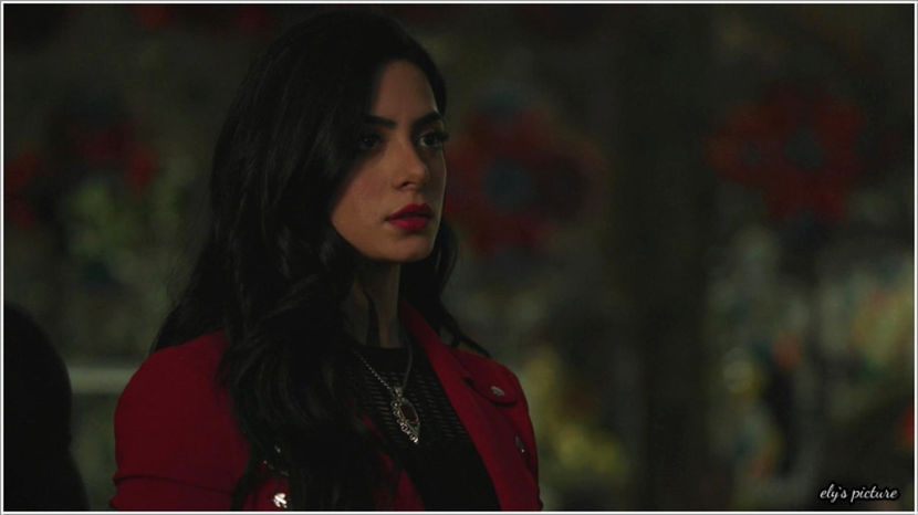 ✿*ajunge si ea la aeroport si fuge tragand trolerul dupa ea spre Oliver si Annie*In sfarsit am ajuns - 05 x you ll never be alone again