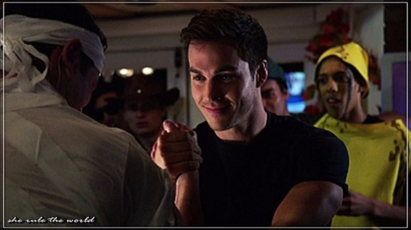 ∵∴ʷ͠ʳ͠ᵉ͠ᵃ͠ᵏ ͠ʰ͠ᵃ͠ᵛ͠ᵒ͠ᶜ͠ ❜☇  * Îi anticipase oricum mișcarea, dar o lasă să-și facă de cap în ciuda - 05 x you ll never be alone again