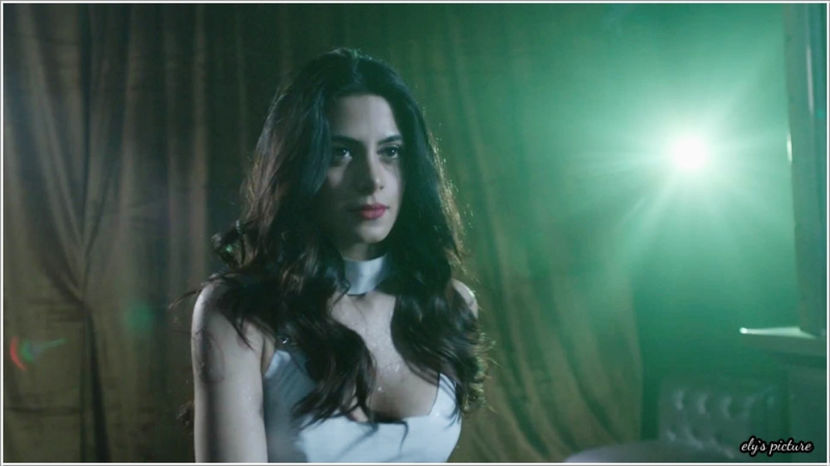 ✿ Ce sincronizare *il bate pe Oliver pe umar razand. o ia pe Annie de brat si  se duc inainte - 05 x you ll never be alone again