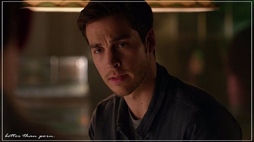 ∵∴ʷ͠ʳ͠ᵉ͠ᵃ͠ᵏ ͠ʰ͠ᵃ͠ᵛ͠ᵒ͠ᶜ͠ ❜☇ * îi ridică mâna cu care-l îmbrățișase și-i dă un sărut, apoi se întoarce - 05 x you ll never be alone again