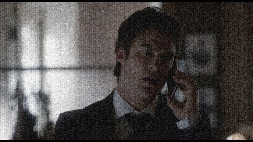 ━ Îşi duce telefonul în dreptul urechii pentru a putea asculta ultimul mesaj vocal primit, privirea - 05 x you ll never be alone again