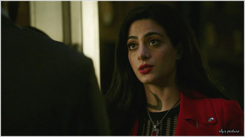 ✿ Haideti pe aici *isi scoate arma din port arma ascunsa sub rochie si intra pe coridorul + - 05 x you ll never be alone again