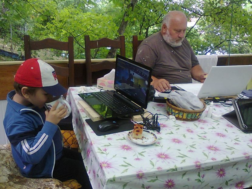 27 iun 2017 Ce buna e cafeua cu lapte si prajitura cu visine. - 2017 VARA LA GRADINA