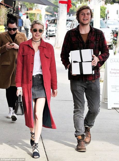 3B130FFB00000578-4003254-Walking_back_Though_he_d_proposed_in_2013_the_engagement_was_dis-a-125_1480 - emma roberts s
