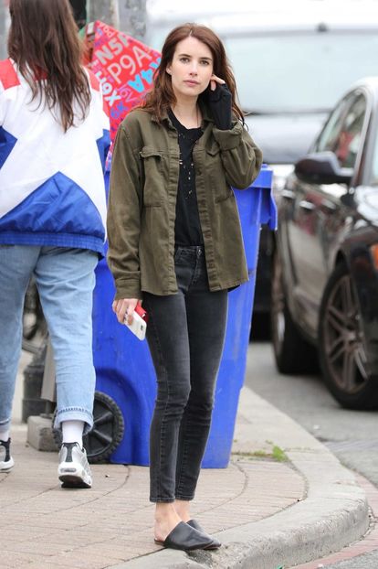emma-roberts-on-the-set-of-the-little-italy-in-toronto-06-01-2017-1 - emma roberts s
