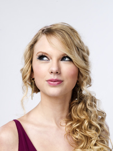 XMNJFAQDWFNEAKEINLU - taylor swift sedinta foto1