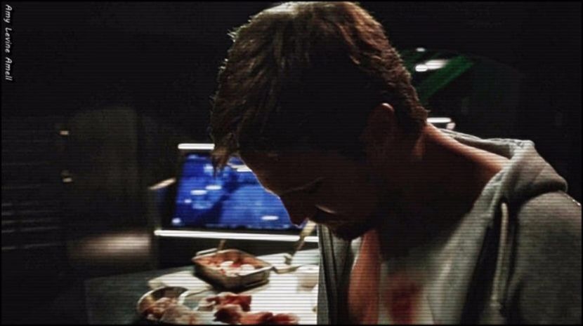 umarul lui si ce sa intamplat mai exact,isi trage fermoarul si(click - 05 x you ll never be alone again