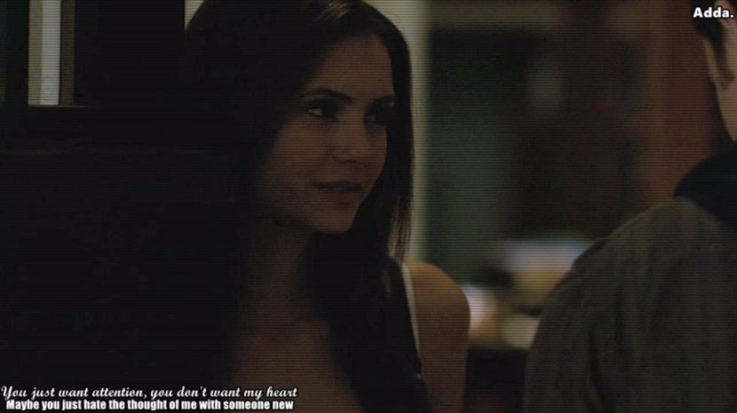 》*deschide ușa de la bucătărie și-i zâmbește slab din pragul ușii* Sunt aici.. - 05 x you ll never be alone again