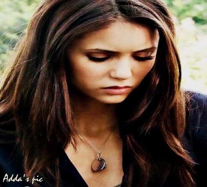 》*intră în casă și-i vede pe cei doi cum stau tolăniți pe fotolii și vorbește încet, pentru ea*+ - 01 x welcome to mystic falls