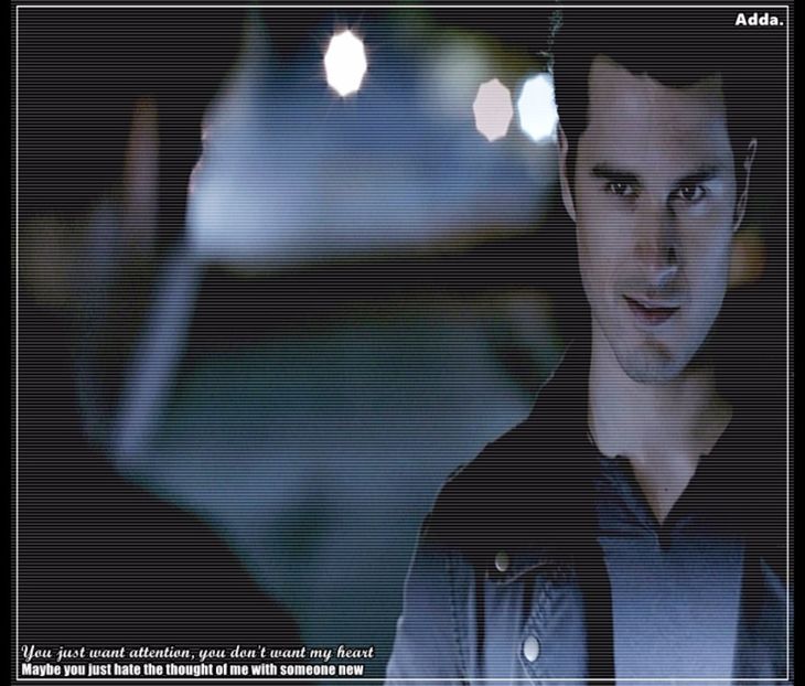 》*se plimbă pe străzile întunecate ale Mystic Falls-ului, căutând o posibilă victimă* - 01 x welcome to mystic falls