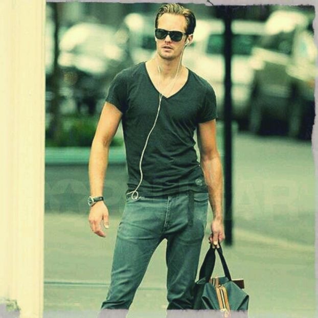 ╬ ﻉ√٥ﺎ; *intra in casa cu un geamantan in mana pe care il arunca pe acolo, apoi se uita catre ei* Uu - 01 x welcome to mystic falls