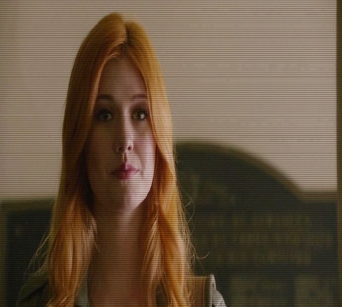 *intră în încăpere şi se aşează pe canapea dând drumul la TV* - 01 x welcome to mystic falls