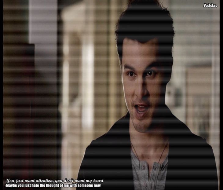 》*venea din bucătărie cu o bere și un bol de floricele, gata să se uite la meci, când vede+ - 01 x welcome to mystic falls