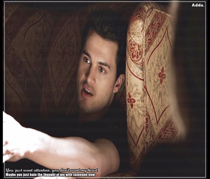 》Credeam că dacă ești fată, îți place emisiunea sau..serialul ăla, ce-o fi. *râde, punând+ - 01 x welcome to mystic falls