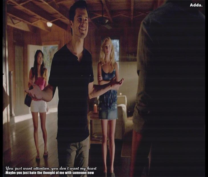 》Atunci e perfect. *rânjește apoi își mută privirea spre TV, se uită la meci* - 01 x welcome to mystic falls