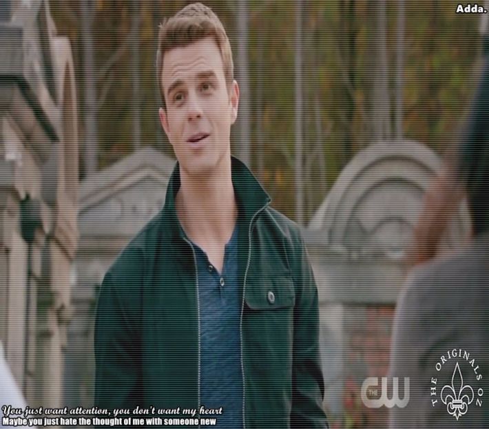 》Da, la agățat de haine pe frânghie. *râde scurt, se uită spre ea* Mă gândeam să merg să+ - 01 x welcome to mystic falls