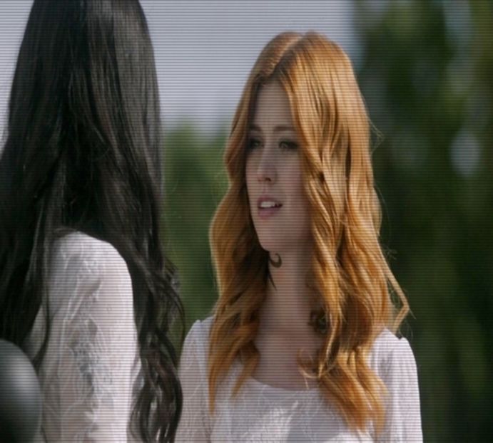 *o priveşte pe rebekah şi îi zâmbeşte în timp ce mai ia o gură de cafea* +CLICK - 01 x welcome to mystic falls