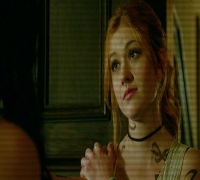 *se uită la kol, îşi arcuieşte o sprânceană şi bufneşte în râs* +CLICK - 01 x welcome to mystic falls