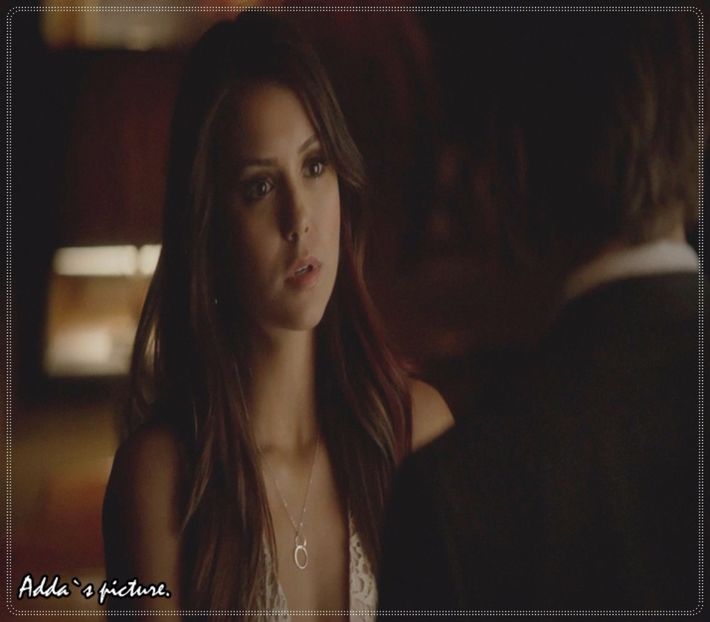 》*intră în casă, aruncându-și jacheta pe un fotoliu, o vede* Oh, hey... - 01 x welcome to mystic falls