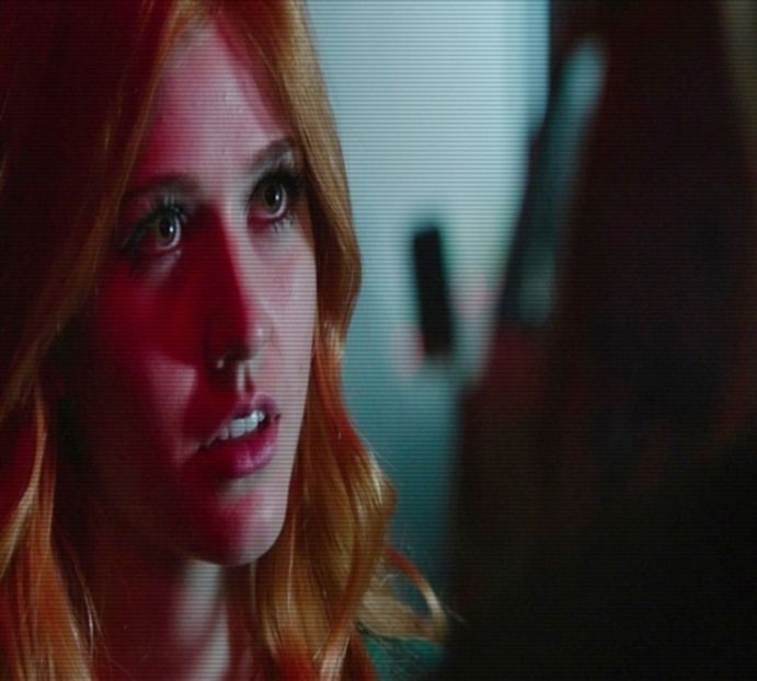 *se încruntă când tipul îşi pune braţul după umerii ei +CLICK - enjoy music at mystic club