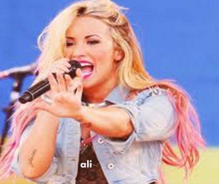 107815319_CVCAYBB3 - 01 aconcert