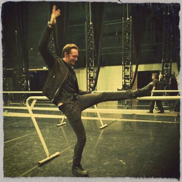 ╬ ﻉ√٥ﺎ; *intra in casa ametit cu o sticla de bere in mana si canta "TKO" facand pe balerinul* - 01 x welcome to mystic falls