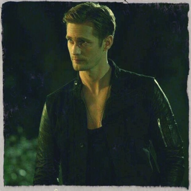 ╬ ﻉ√٥ﺎ; Ohhh, buna prietenas. *se uita la el si se clatina stanga dreapta si rade* - 01 x welcome to mystic falls