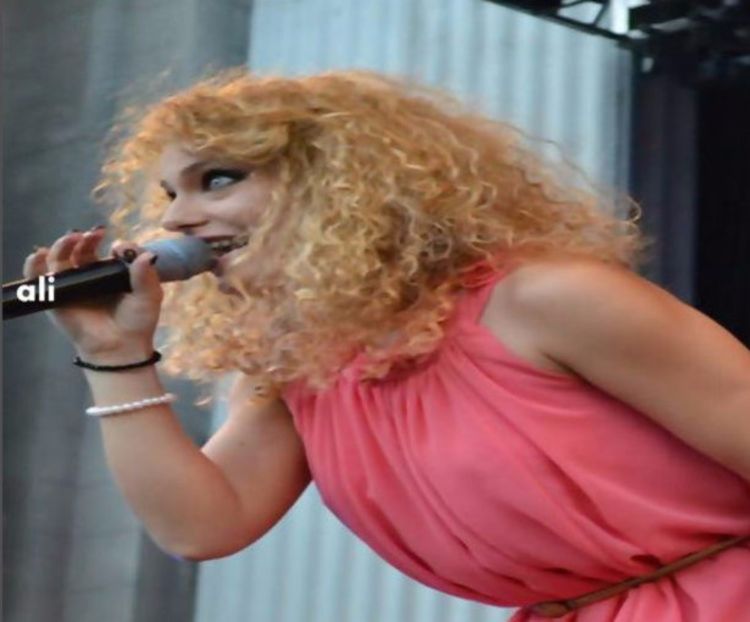 108356170_UEMLQYR3 - 01 aconcert