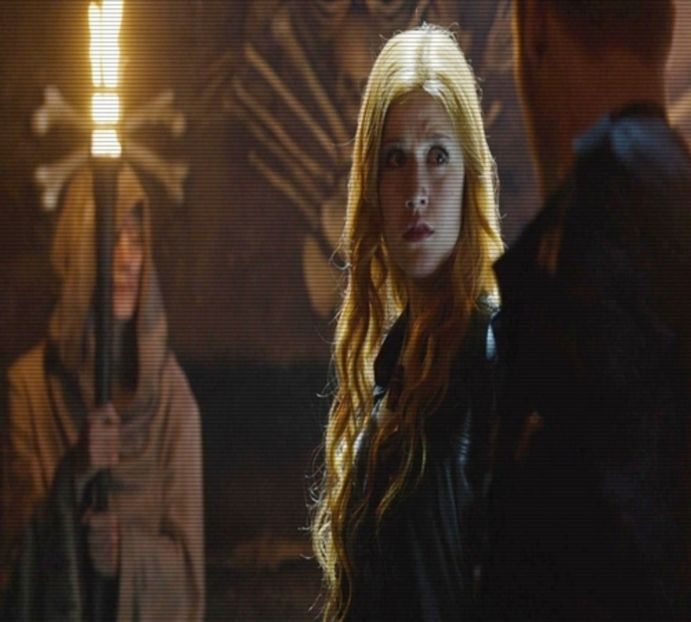 *intră în casă fredonând şi se aşează pe canapea şi porneşte TV-ul* - 01 x welcome to mystic falls