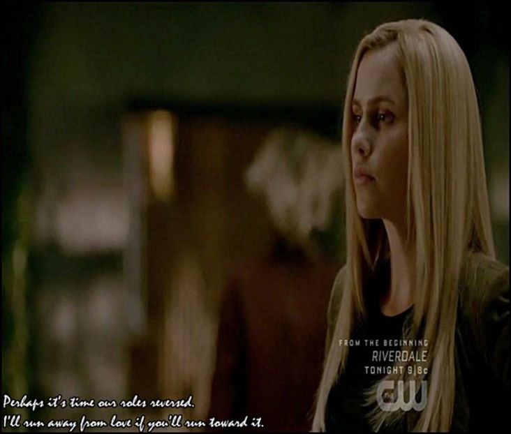 → (intră cu viteză în casă, se opreşte şi se uită la ei) Hello. - 01 x welcome to mystic falls