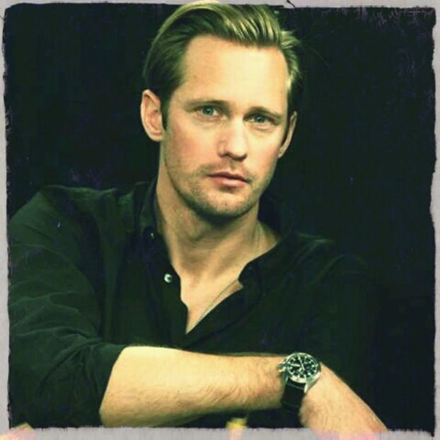 ╬ ﻉ√٥ﺎ; *se uita ciudat la ea, apoi isi muta privirea la tv* - 01 x welcome to mystic falls