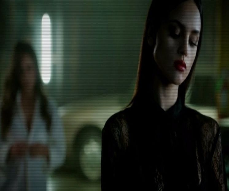 ☽━ uriaș, în partea dreaptă având doar geamuri iar în partea stângă uși mari din lemn, care probabil - 1x01-open up to new experiences