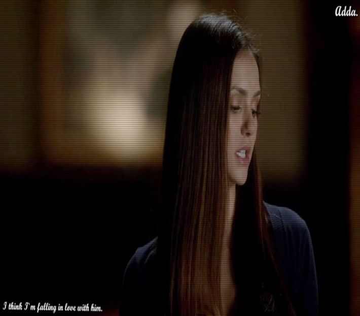 》*Se aruncă pe canapea și-și lasă capul pe spate, își ridică picioarele pe măsuța din fața+ - 01 x welcome to mystic falls