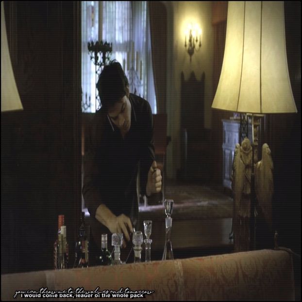 ━ ♘.; # Și face câțiva pași lent în față cu intenţia de a o speria mai mult, însă când o vede cu - 01 x welcome to mystic falls