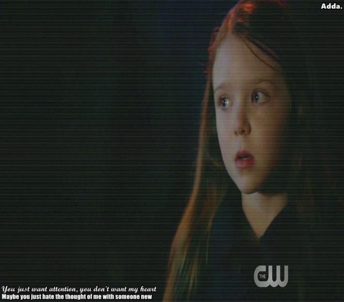 》*era în bucătărie și colora, se uită ciudat la el când devastează frigiderul, căzându-i + - 01 x welcome to mystic falls