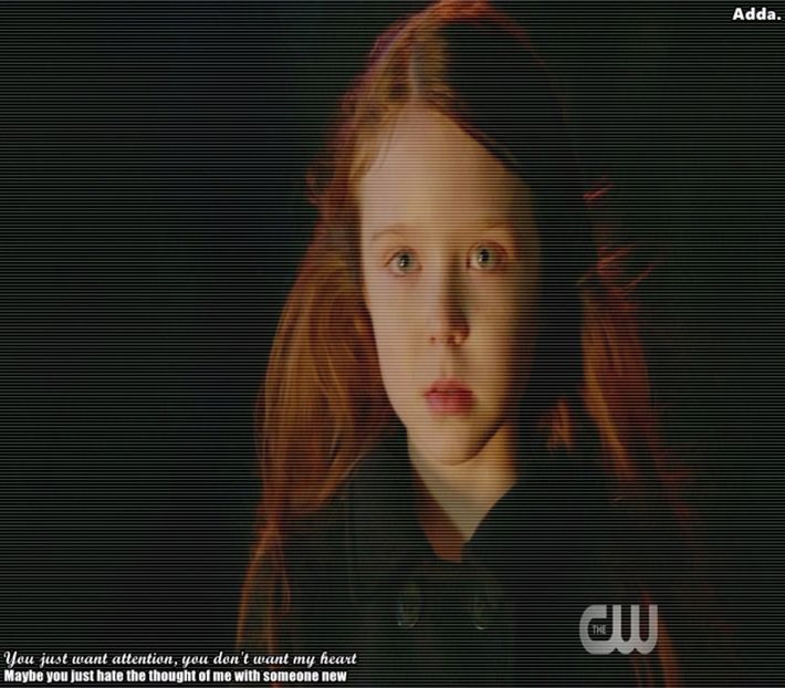 》*ia creionul și-l bagă înapoi în penar, apoi se uită la el și zâmbește scurt* Mami nu prea+ - 01 x welcome to mystic falls